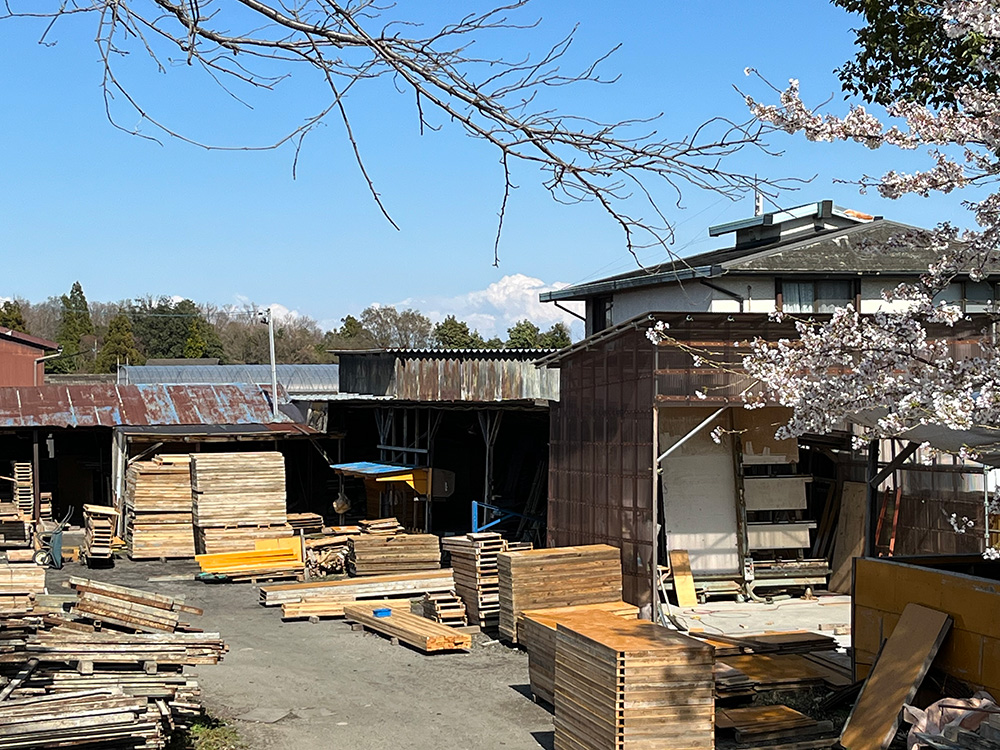 社屋資材置場